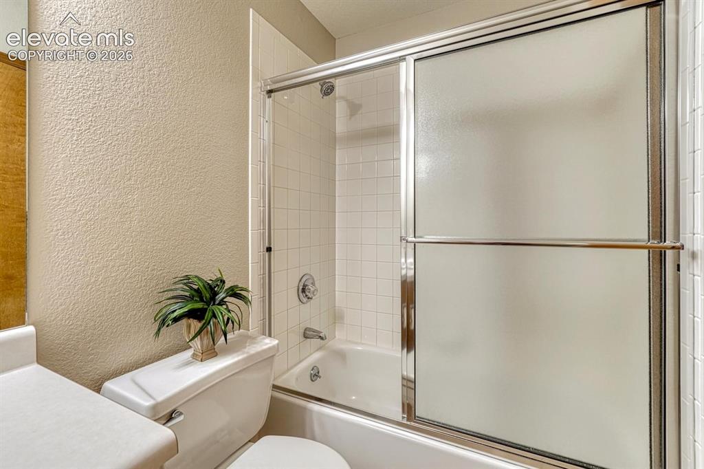 Image 22 of 46: Bathroom