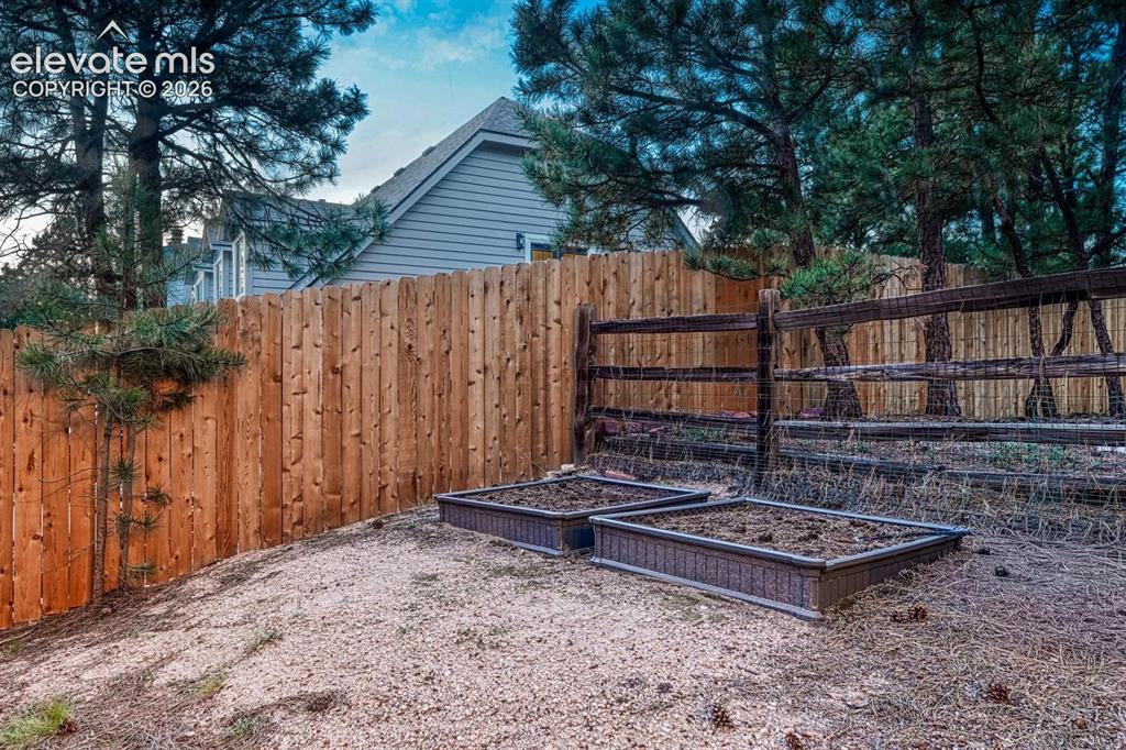Image 42 of 46: Yard