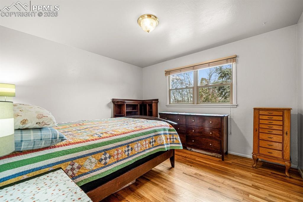 Image 14 of 24: Bedroom