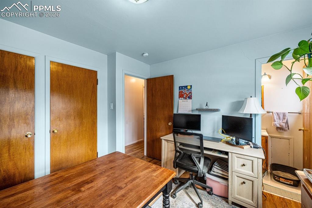 Image 15 of 24: Office