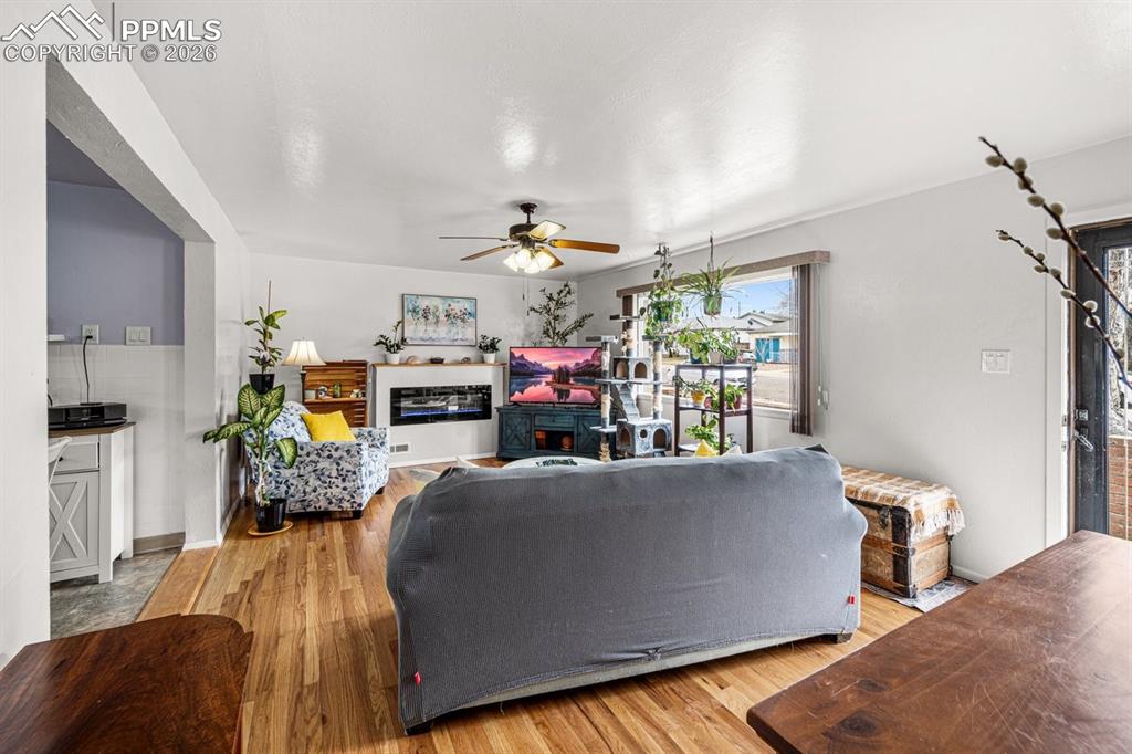 Image 16 of 24: Living Room