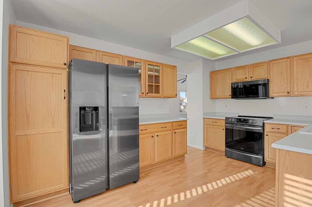 Image 10 of 33: Kitchen