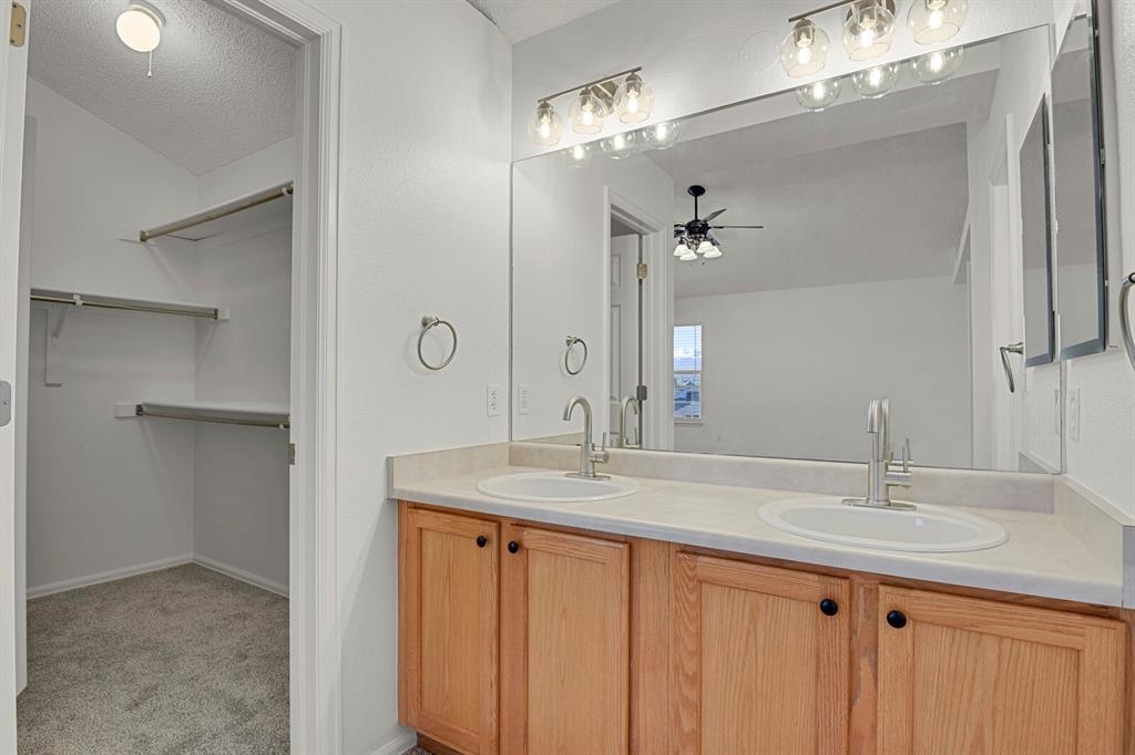 Image 20 of 33: Bathroom