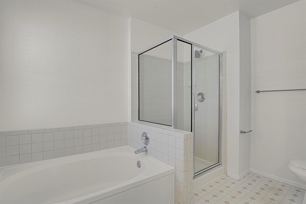 Image 21 of 33: Bathroom