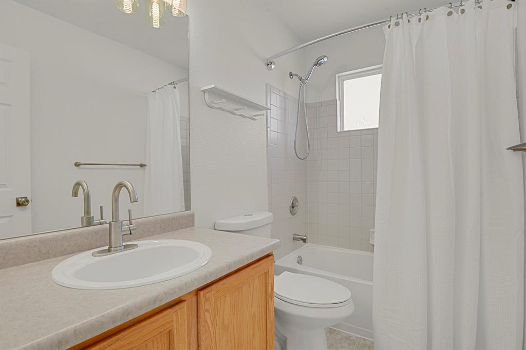 Image 24 of 33: Bathroom