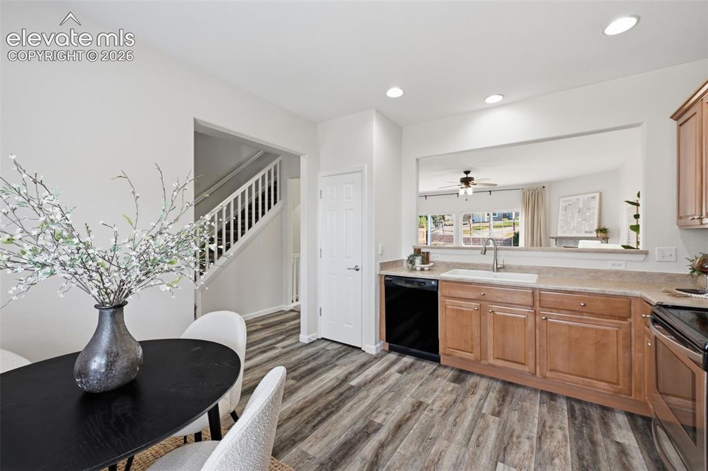 Image 10 of 28: Kitchen