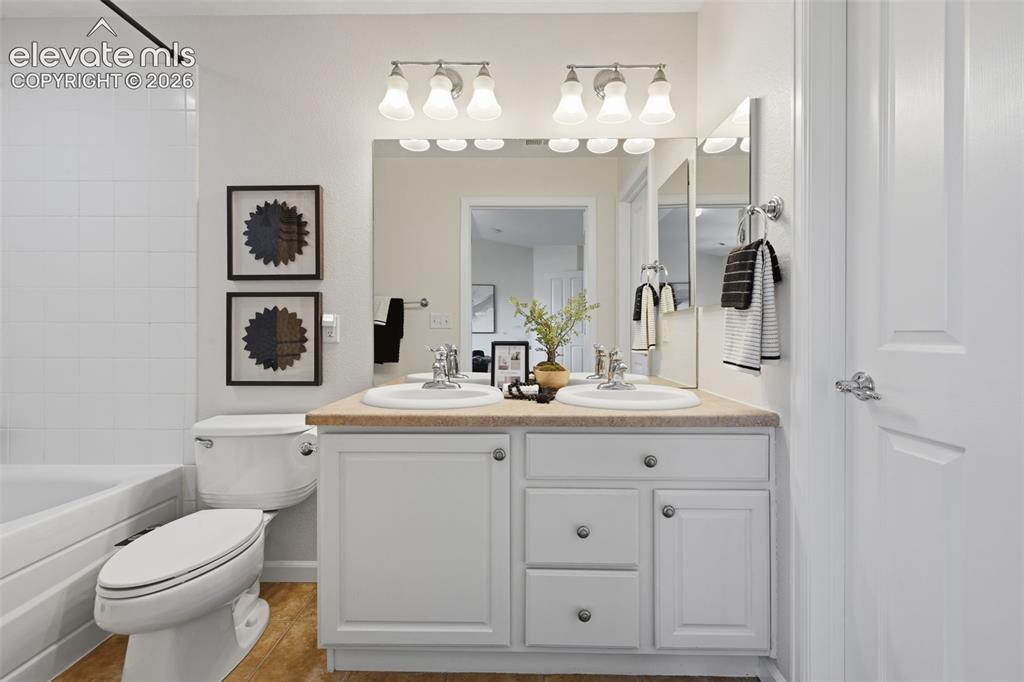 Image 21 of 28: Bathroom