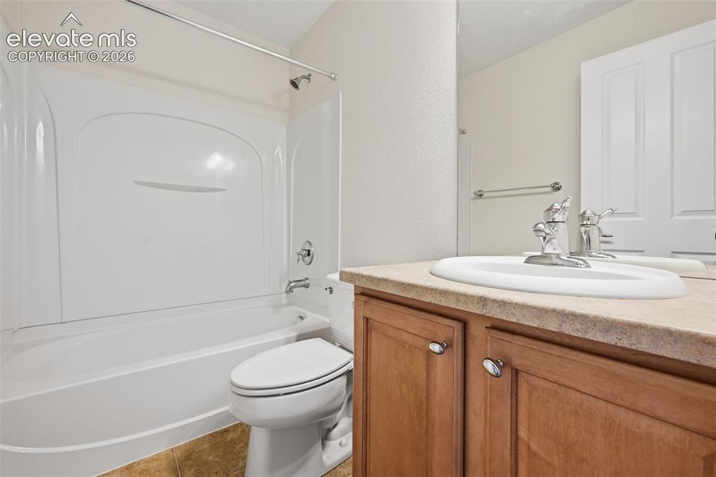 Image 25 of 28: secondary bathroom