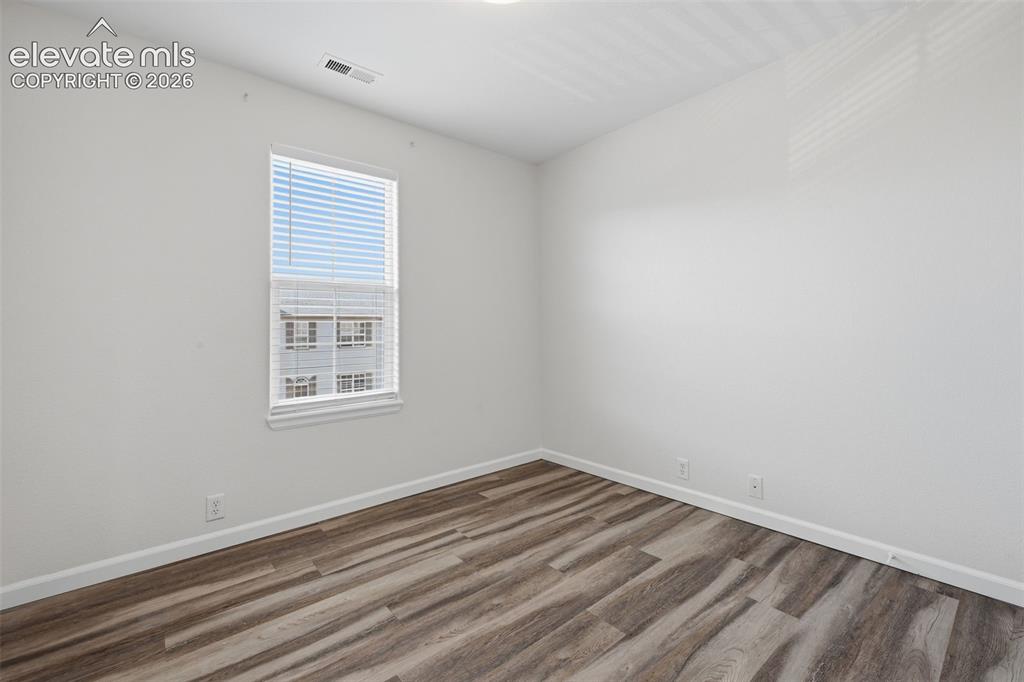 Image 26 of 28: Third bedroom 