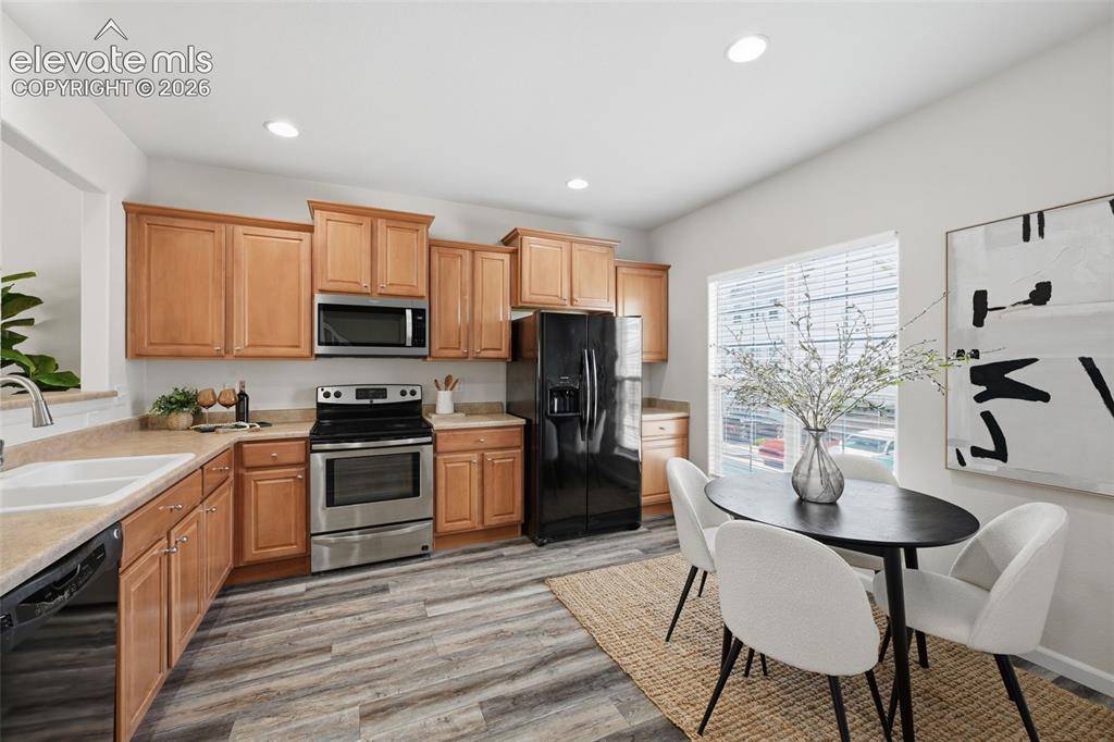 Image 9 of 28: Kitchen