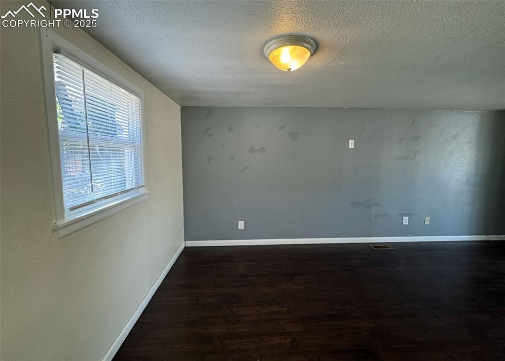 Image 12 of 23: Dining Area