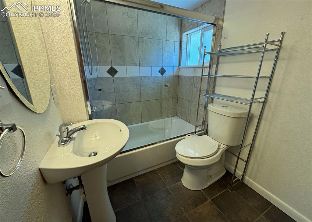 Image 17 of 23: Bathroom