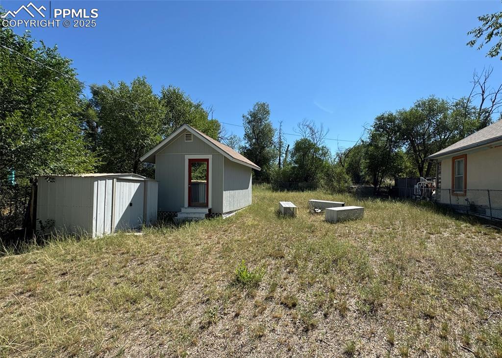 Image 21 of 23: Yard