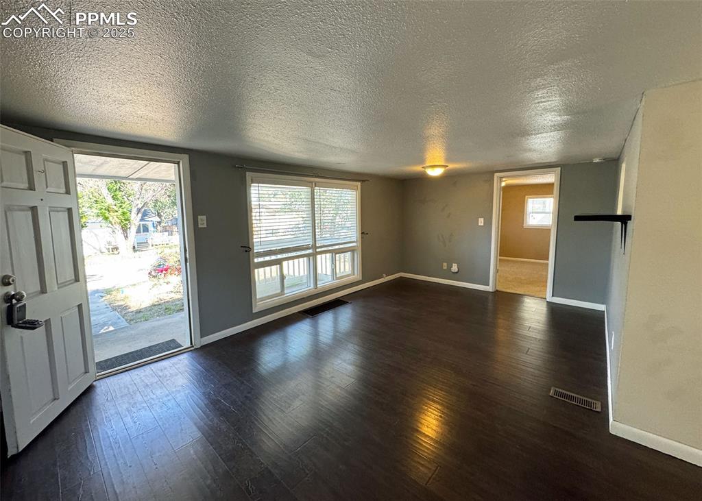 Image 4 of 23: Living Room