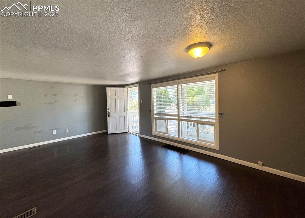 Image 5 of 23: Living Room