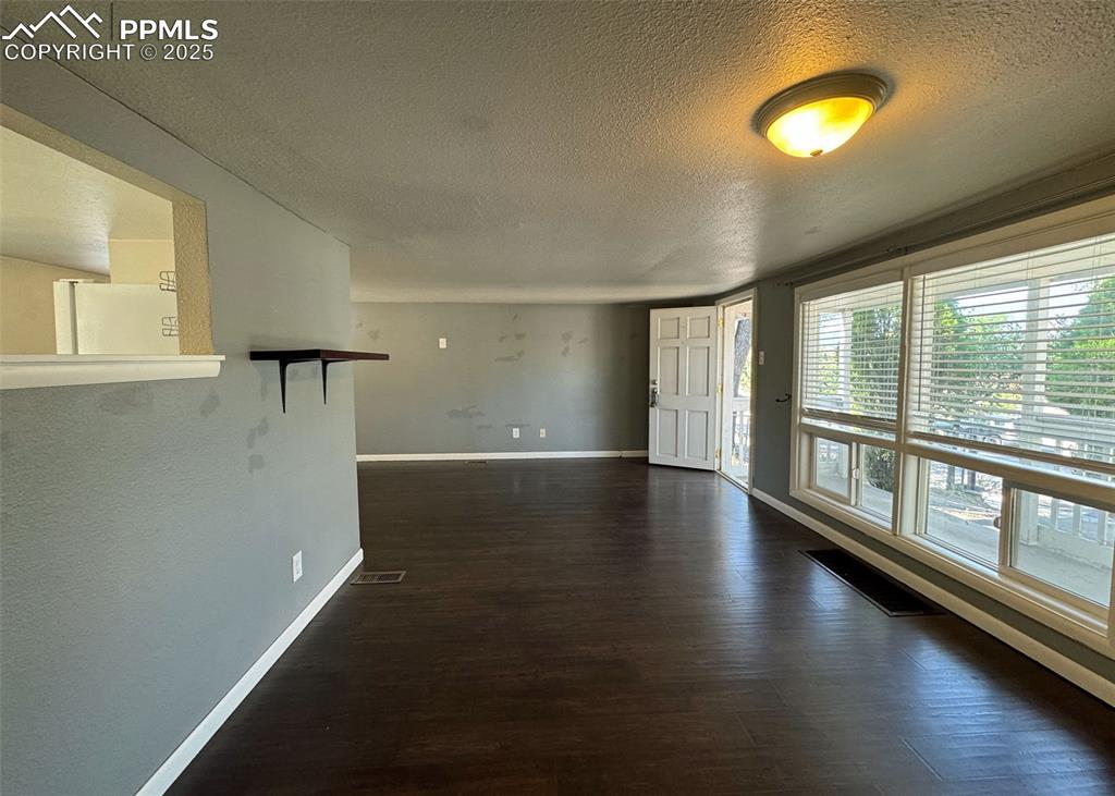 Image 6 of 23: Living Room