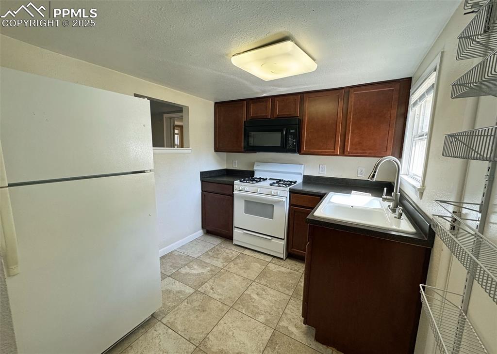 Image 7 of 23: Kitchen