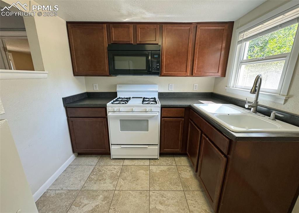 Image 8 of 23: Kitchen