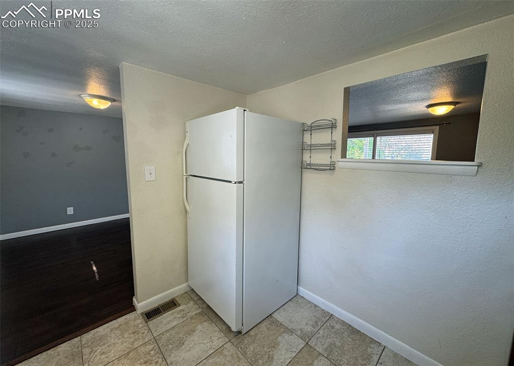 Image 9 of 23: Kitchen