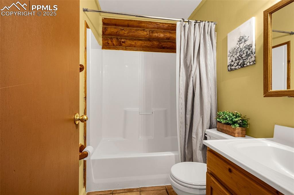 Image 19 of 33: Bathroom
