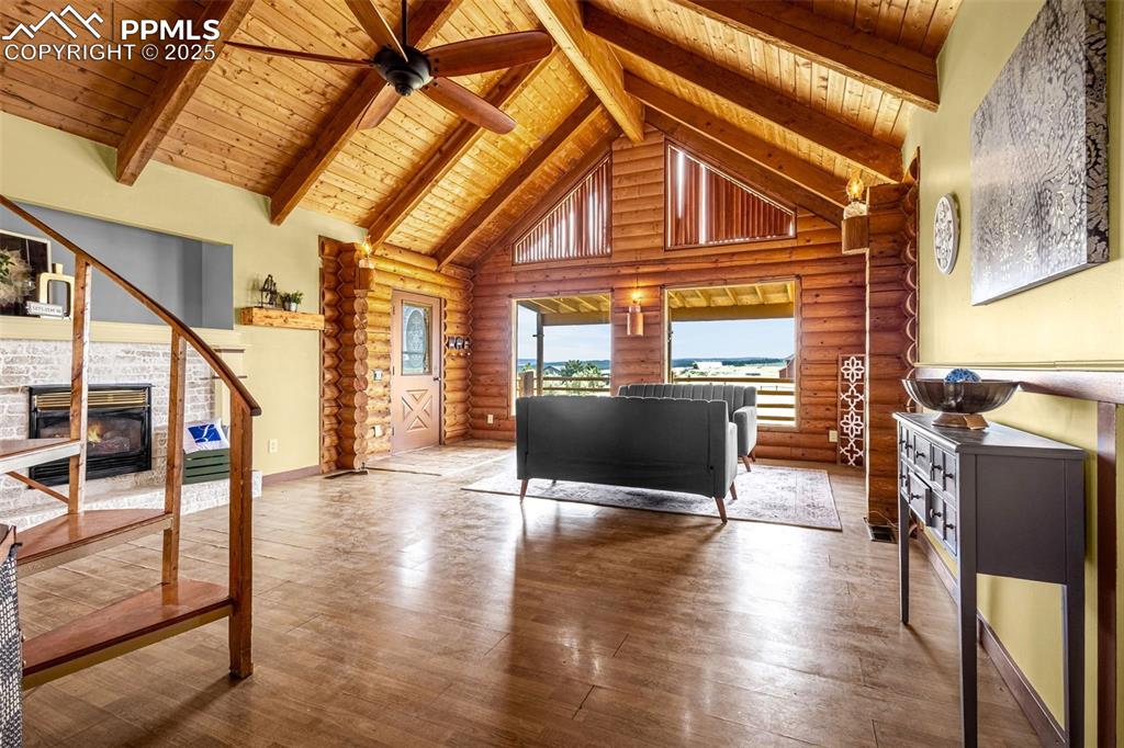 Image 4 of 33: Great Room