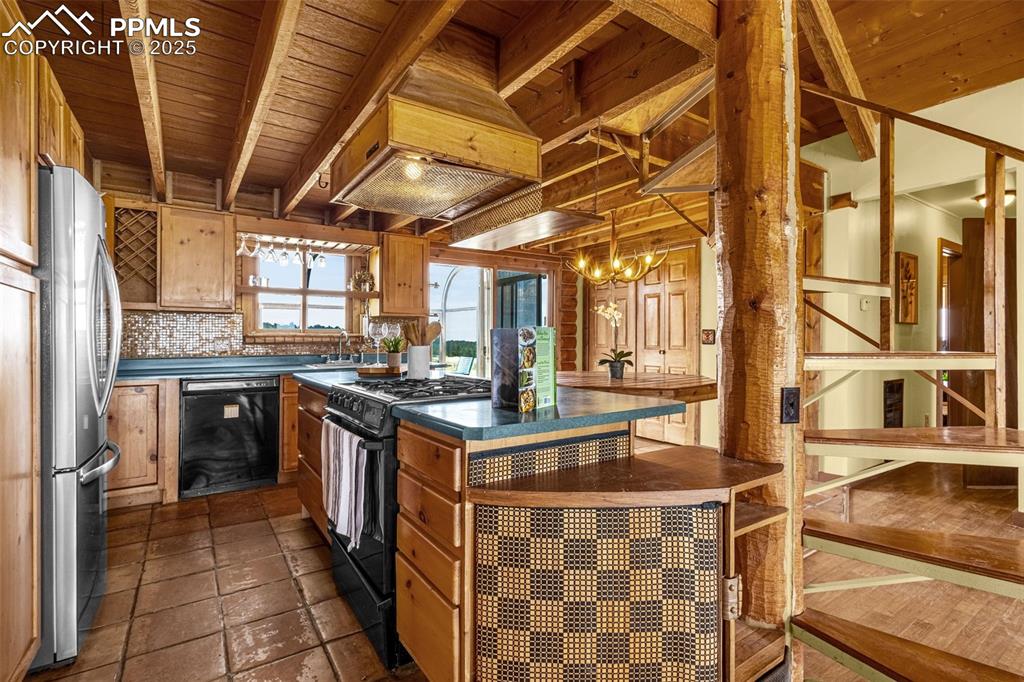 Image 9 of 33: Kitchen