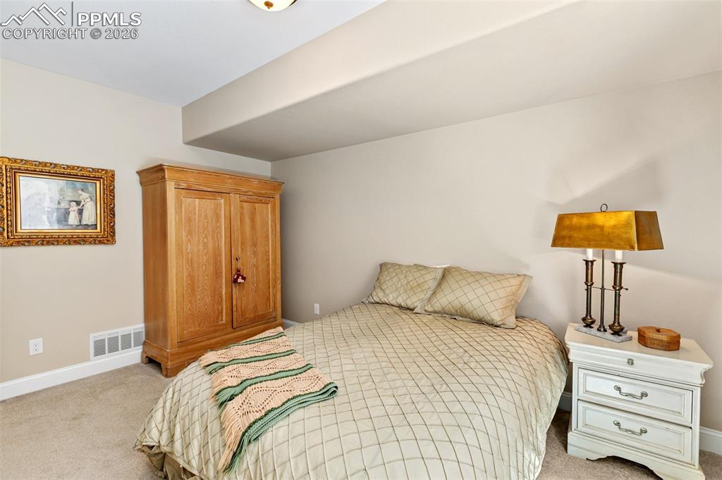 Image 30 of 39: Family room with walk out and wet bar