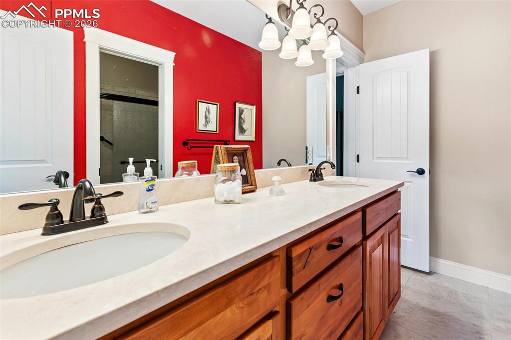 Image 31 of 39: Family room with walk out 