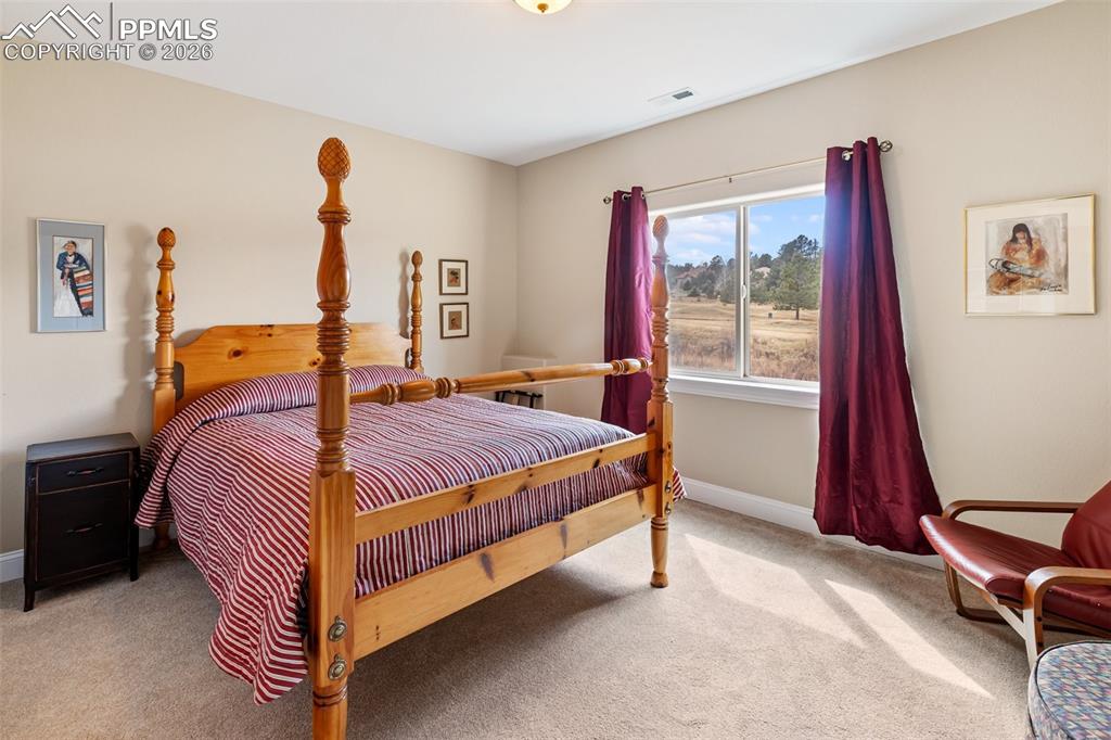 Image 32 of 39: Wet bar