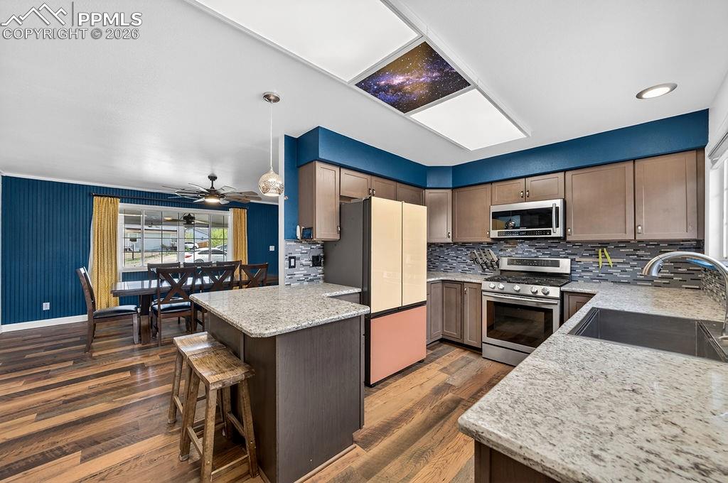 Image 17 of 46: Kitchen