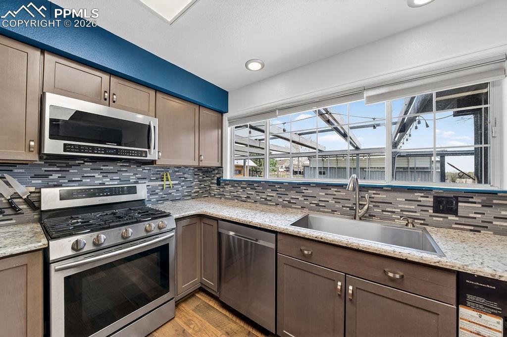 Image 18 of 46: Gas range/oven