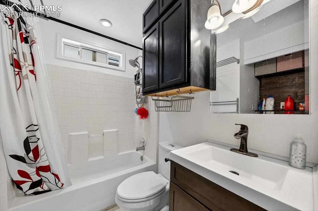 Image 20 of 46: Bathroom