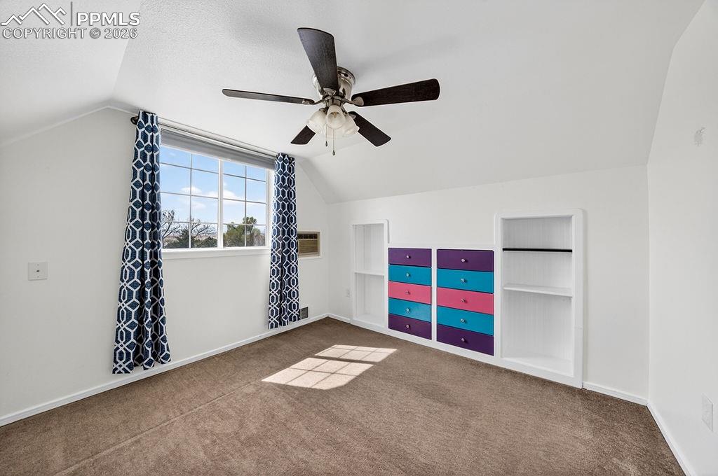 Image 32 of 46: Bedroom