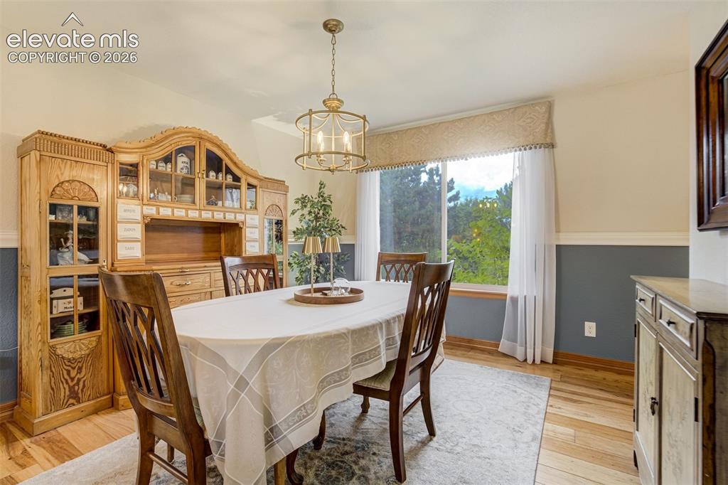 Image 13 of 50: Dining Area