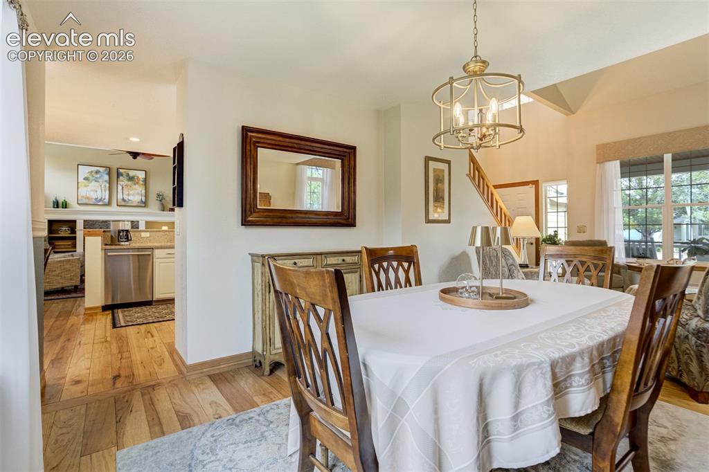 Image 14 of 50: Dining Area