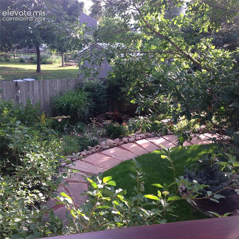 Image 46 of 50: Yard