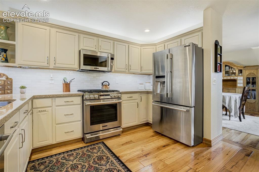 Image 6 of 50: Kitchen