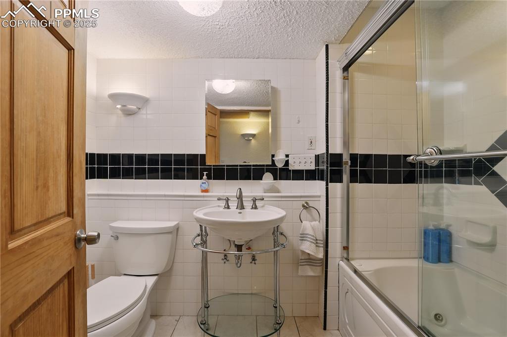 Image 33 of 50: Hall bath is located near the four bedrooms at the rear of the home