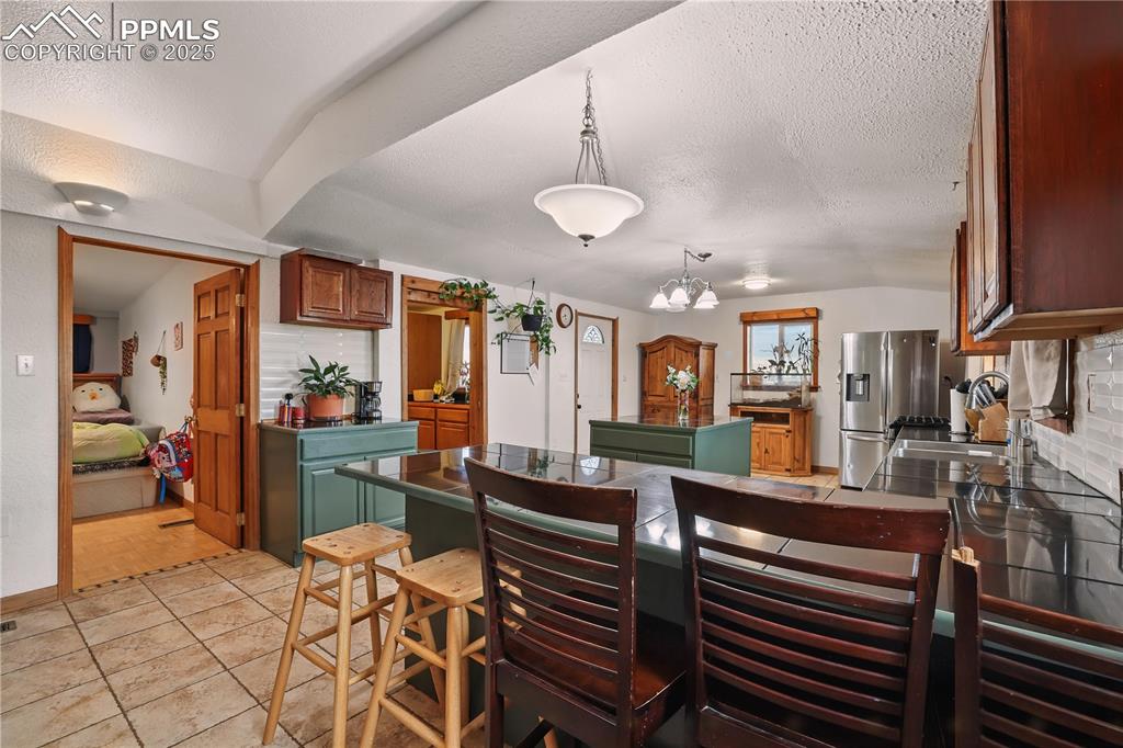 Image 6 of 50: Spacious kitchen with breakfast bar
