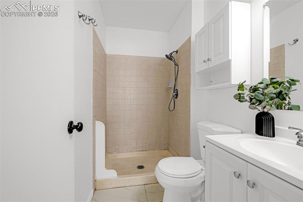 Image 21 of 42: Bathroom