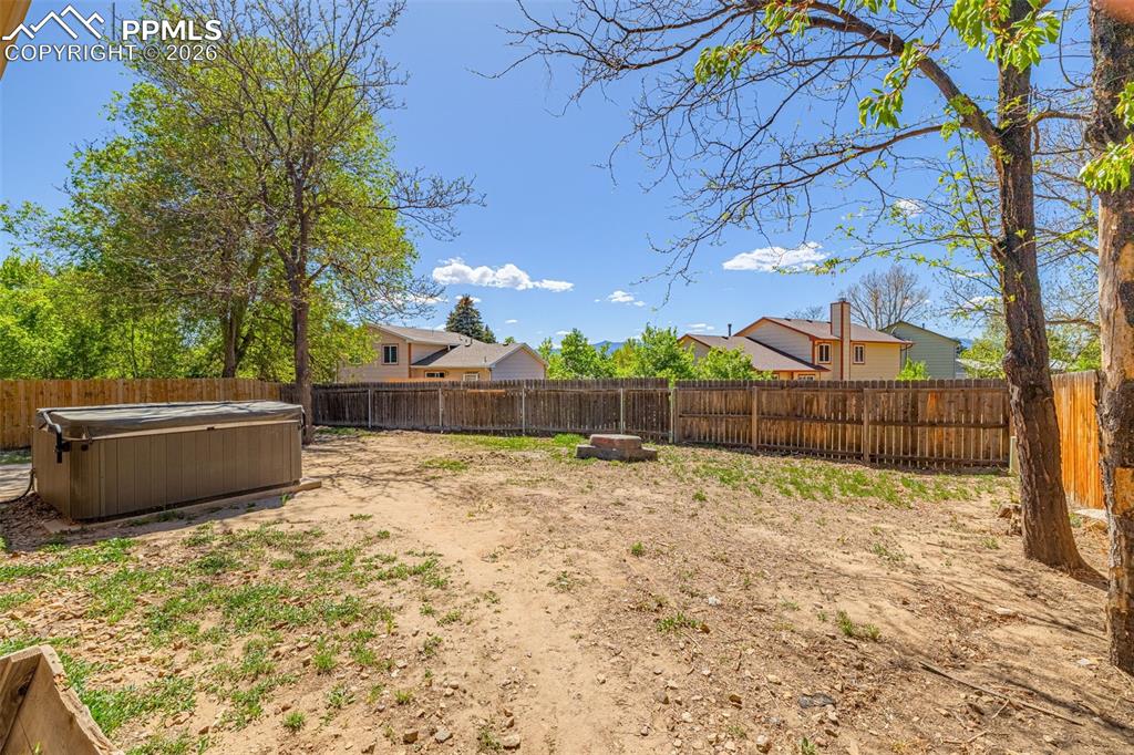 Image 32 of 42: Yard