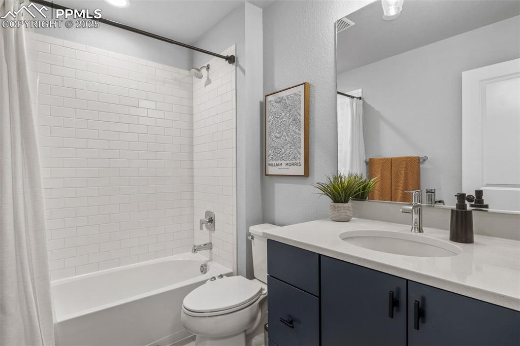 Image 22 of 28: Bathroom