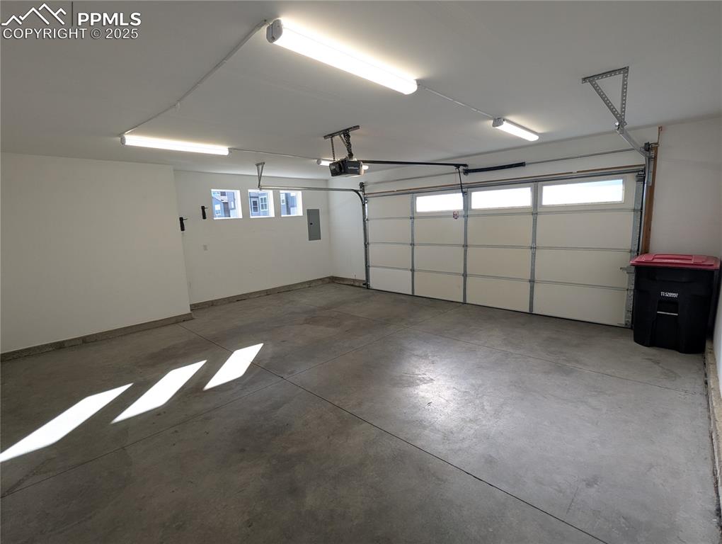 Image 26 of 28: Garage