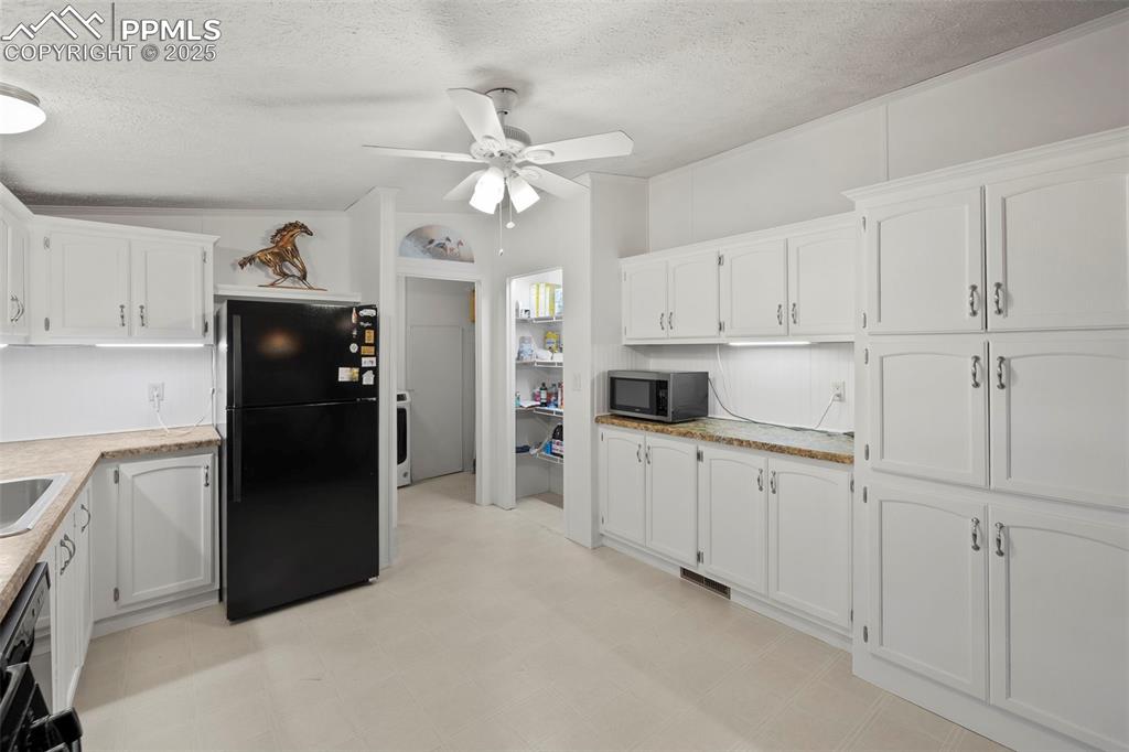 Image 11 of 40: Kitchen