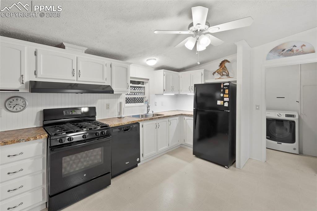 Image 12 of 40: Kitchen