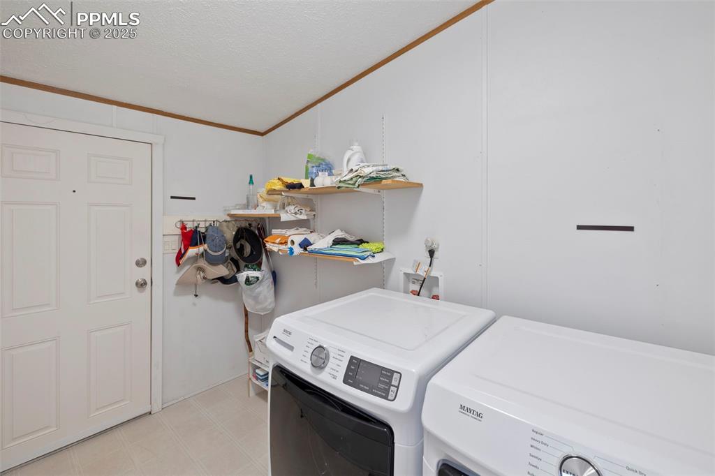 Image 15 of 40: Laundry