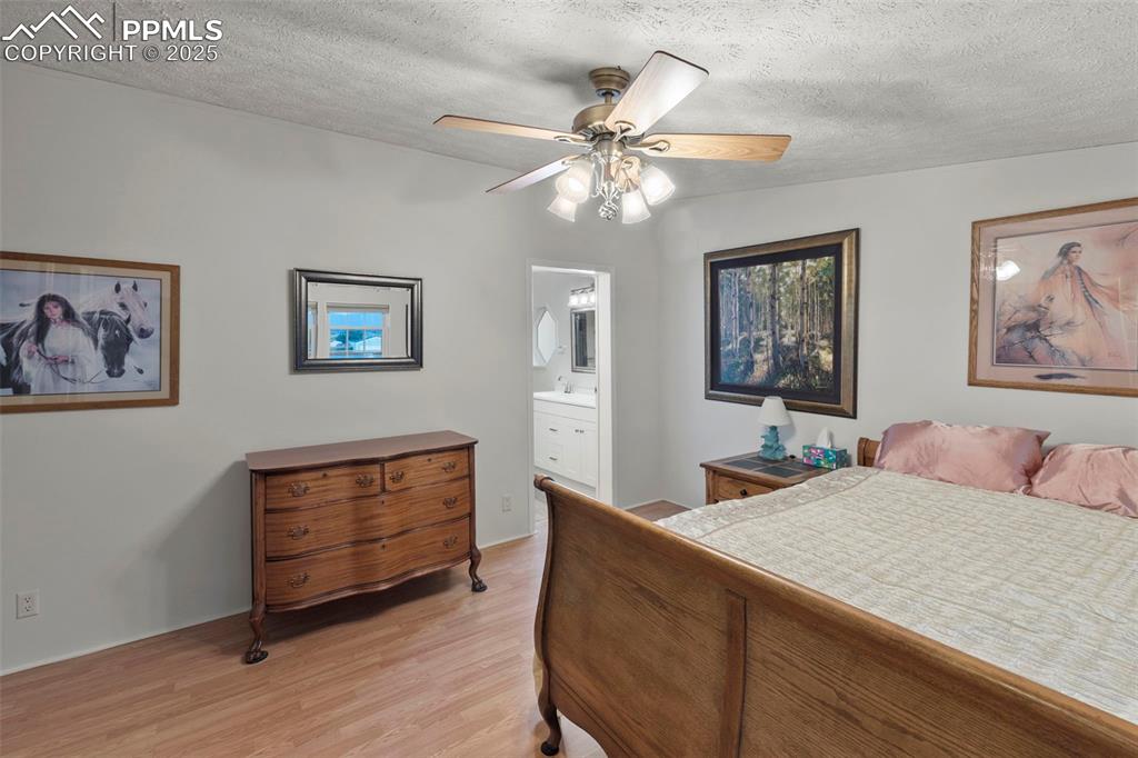 Image 17 of 40: Bedroom