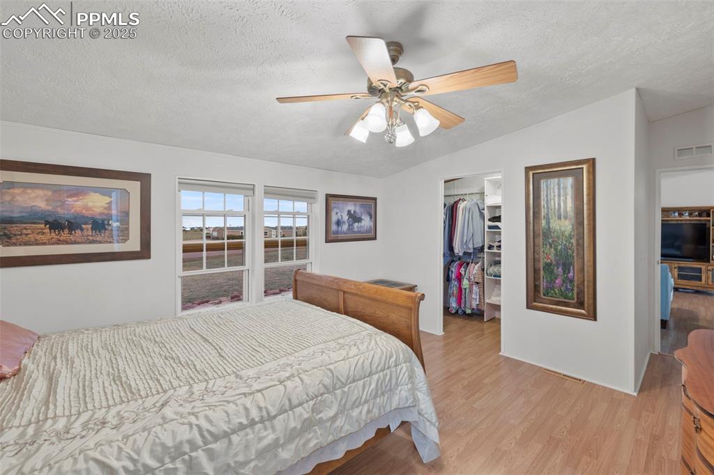 Image 19 of 40: Bedroom