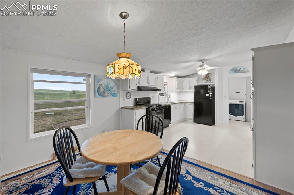 Image 7 of 40: Dining Area