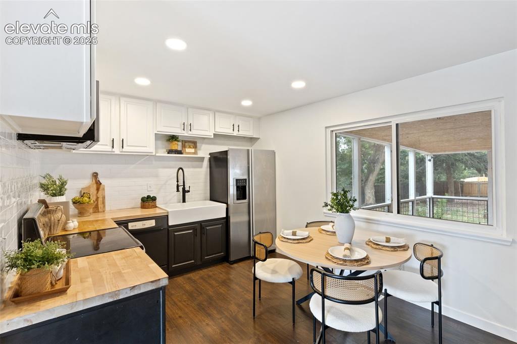 Image 10 of 28: Kitchen